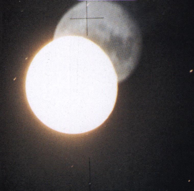 Disque lumineux photographié depuis Odyssey, le module de commande d'Apollo 13