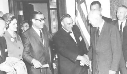 Kenneth Arnold félicité de sa nomination comme candidat au poste de      gouverneur de l'Idaho par Eisenhower