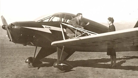 Arnold et sa femme à côté de son avion tri-places Callair A-3