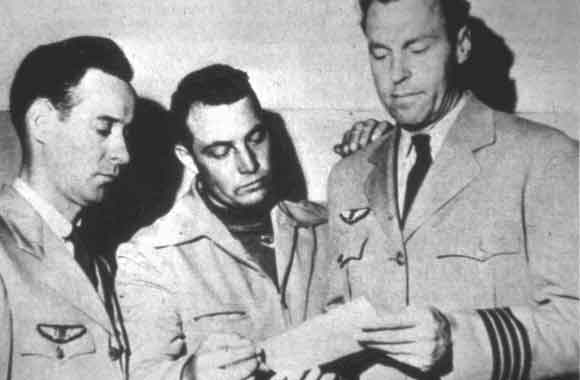 Le copilote Ralph Stevens, Arnold et Emil J. Smith