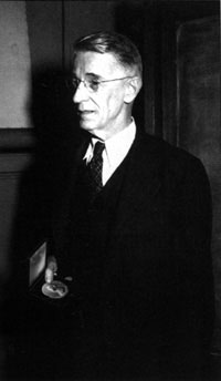 Le docteur Vannevar Bush, patron de la Recherche et du Développement militaire américain pendant et après la seconde guerre mondiale
