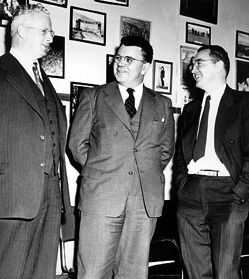 Donald H. Menzel, Condon et Walt Roberts partagent un moment de détente le 5      mars 1950