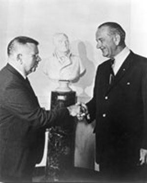 Condon, invité par le président Johnson à la Maison Blanche le 1er août 1966 pour marquer le 20ème anniversaire de l'acte McMahon, dont Condon a fait campagne pour le passage 