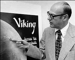 Hess devant une image de la sonde Viking