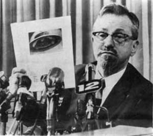 Hynek à la conférence de presse du "gaz des marais" à Détroit, en , commentant        sur la ressemblance d'une photo de George Adamski avec une couveuse pour poulets