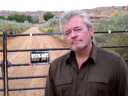 George Knapp devant le Ranch Skinwalker