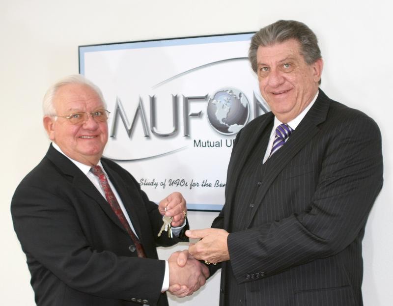 Clifford Clift MacDonald remettant les clés du MUFON à David P. MacDonald en
  Janvier 2012