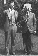 Menzel en 1935 avec Albert Einstein visitant l'Observatoire      d'Harvard après avoir reçu un diplôme honoraire de l'Université