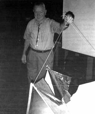Moore montrant des réflecteurs similaires à ceux utilisés pour le projet Mogul en 1947