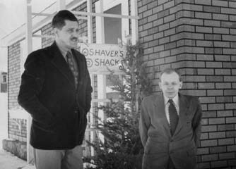 Shaver et Palmer devant le 'Shaver's shack'
