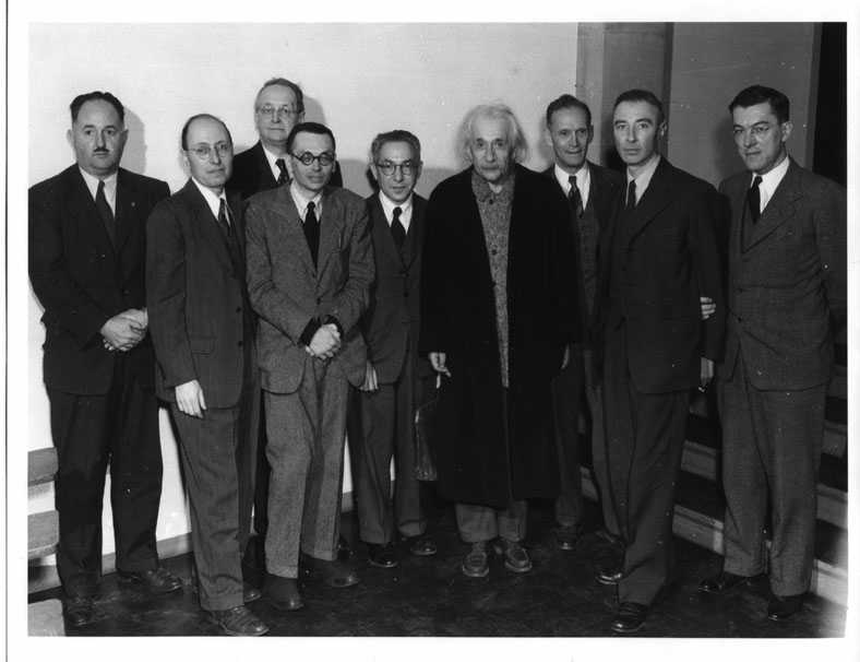 Robertson (à gauche) à côté d'autres scientifiques (Einstein, Oppenheimer...) dans cette photo de groupe de Princeton