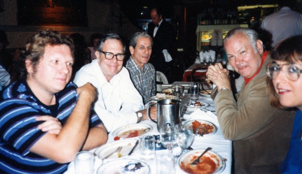 Salkin, au milieu de Timothy Green Beckley et James Moseley (à gauche) et John A. Keel et Carol Rodriguez (à    droite)