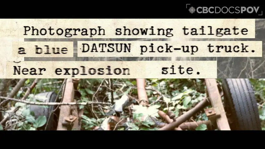 Photographie montrant le hayon d'une camionnette Datsun bleue près du site de l'explosion