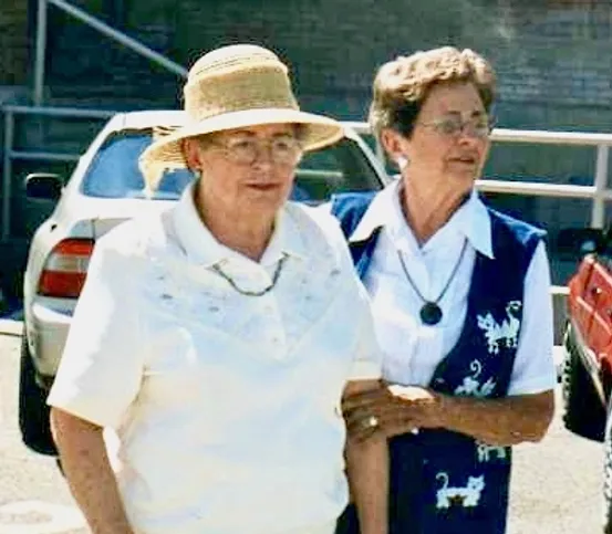 Sa soeur Phyllis McGuire avec Elizabeth Tulk