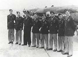 Le colonel Watson (3ᵉ en partant de la gauche) et ses pilotes du projet Lusty