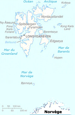 Spitzbergen dans le groupe d'îles de Svalbard, à 500 miles au nord de la Norvège. À    l'ouest, la Russie.