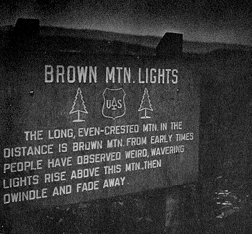 Panneau touristique sur les lumières de Brown Mountain