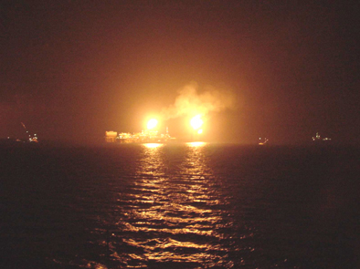 2 torchères d'exploitation pétrolière sur le site de Cantarell (Mexique), photographiées depuis un bateau
