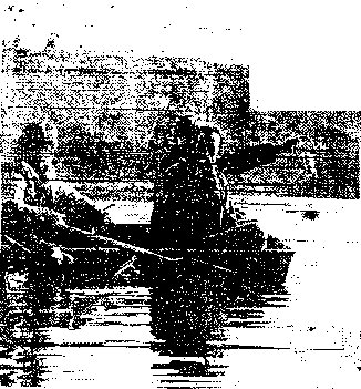 Mettre fin au suspense - Des chercheurs tiennent la lanterne après qu'elle ait été tirée de l'étang derrière le Parc    Russel de Carbondale lundi après-midi. Tenant la lampe, Jerome Gillott. Les autres dans le bateau sont les    patrouilleurs de Carbondale Mark Trella, left et John Barbaro.