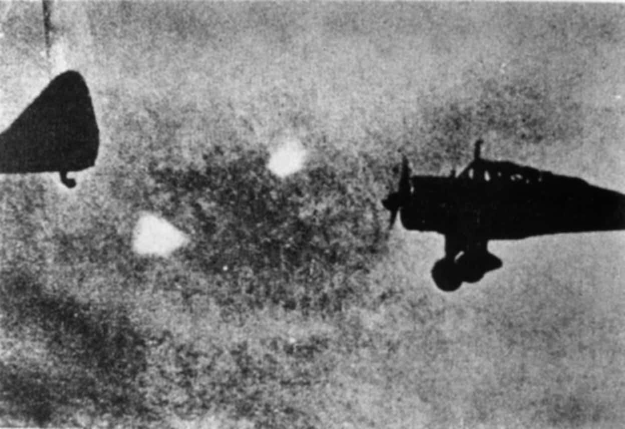 Objets lumineux photographiés en 1942 au milieu d'une formation d'avions de reconnaissance    Tahikawa Ki 36 (Japon) s1Jean-Luc Chaumeil, Le temps et les OVNI