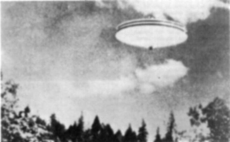 Extrait du film de Fry pris en Oregon en    1964. Selon plusieurs analyses s1Good, T., Alien Base, 1998, p. 77 Donovan, Sean. "Fake UFO films?", Daniel Fry Dot Com, 2003, une maquette suspendue par un fil