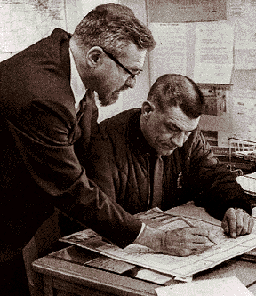 Hynek et le chef de la police de Dexter Robert R. Taylor examinant la carte des observations