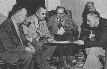 Les professeurs de Texas Tech qui virent les lumières de Lubbock : (de gauche    à droite) le docteur Oberg, le professeur Ducker, et le docteur Robinson, discutant avec le docteur E. L. George