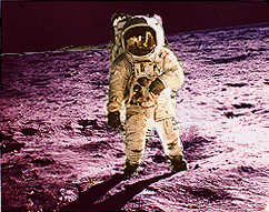 L'appareil photo de Armstrong était monté à hauteur de sa poitrine. Pourquoi alors une photographie de Aldrin        par Armstrong semble prise de au-dessus d'Aldrin et peut-on voir le dessus de sa tête ?