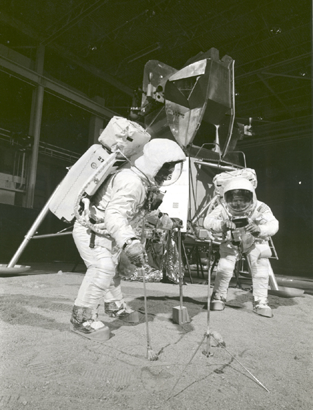Une photo montre Aldrin et Armstrong simulant leur mission à l'intérieur d'un bâtiment