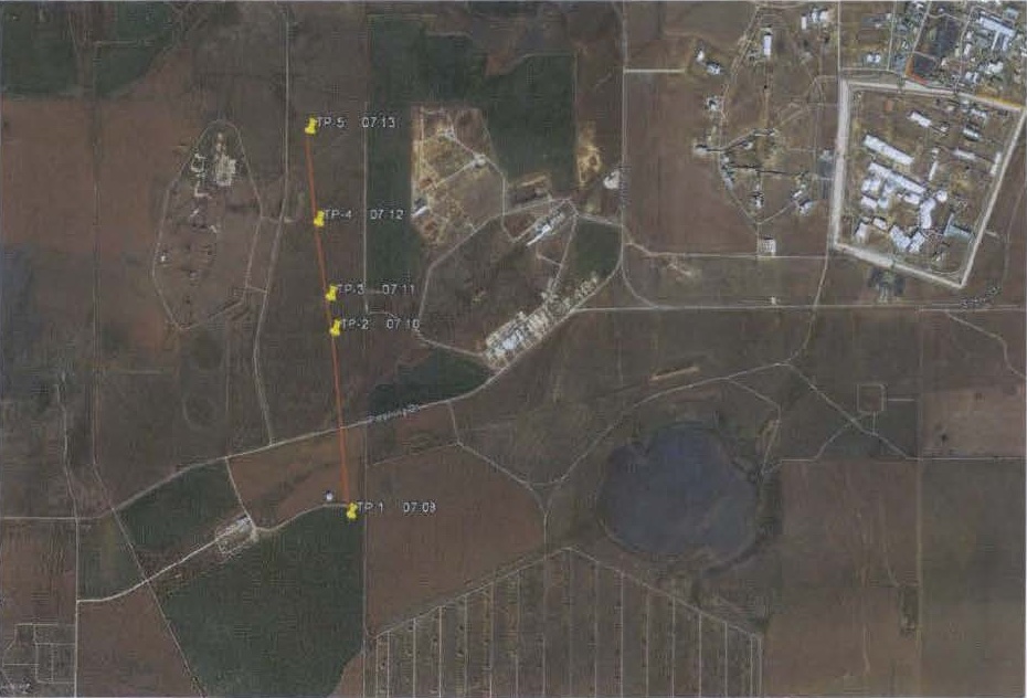 Vue aérienne de l'usine Pantex où une ligne rouge relie cinq points jaunes, du sud vers le nord, de 07:08 à 07:13
