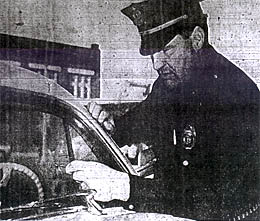 Le chef de la police d'Anacortes L. B. Goff inspecte un ding étrange s1The Seattle      Times