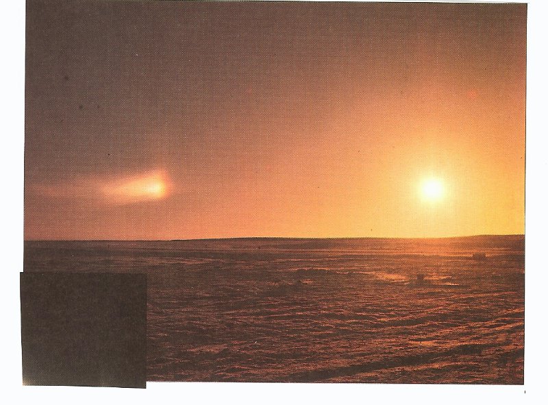Une photographie publiée par Victor Martinez, présentée comme montrant les    deux "soleils" vus depuis la planète Serpo. La lueur de gauche est en fait un parhélie.