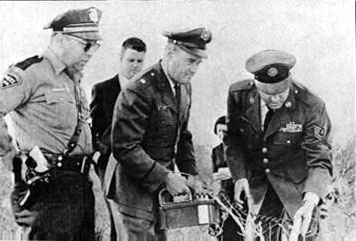 De gauche à droite : Zamora, Burns du FBI, le major H. Mitchell (AFMDC), Coral Lorenzen (APRO) et le sergent Castle de la Police Militaire