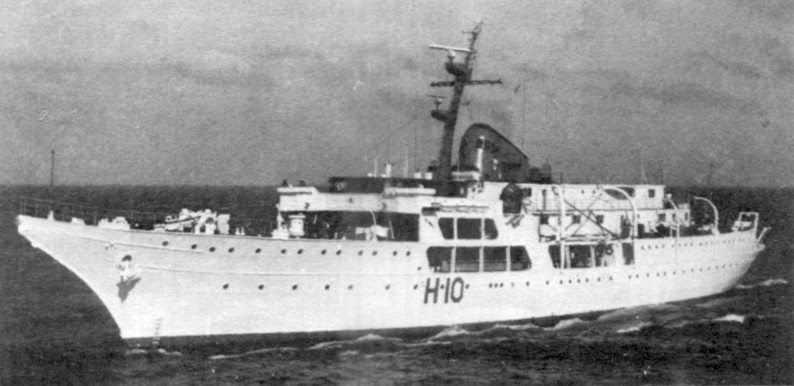 Le navire-école Almirante Saldanha aInitialement un 4 mats baptisé en hommage à Luiz Filippe dos Santos Saldanha da Gama. Construit en    Grande-Bretagne suivant les spécifications  du gouvernement brésilien, il effectuera divers voyages, formant les gardes de la Marine. En 1957 pour l'IGY, Pablo de Castro      Moreira Da Silva obtient le soutien de l'UNESCO pour le transformer en navire de recherche océanographique, supprimant ses mâts, ajoutant une superstructure centrale, et remplaçant son système de propulsion. Il part de Rio de Janeiro le 7 février. Le 3 août, il est incorporé dans la Direction de Hydrographie et de la Navigation (DHN). Il teste l'équipement à peine installé, des loges sont transformées en laboratoire. La plate-forme  de tubes de torpilles est remplacée par des filins de sonde, avec 5000 m de corde. Le samedi 13,      c'est José, le descendant de Luiz Filippe, qui prend son commandement. Homonyme du commandant de bord lors de l'observation). Il rentrera à Rio le 14 mars 1958, après 2000 jours de mer.