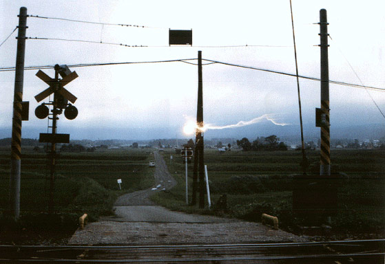 Une photographie qui apporta beaucoup à la preuve de l'existence de la foudre globulaire, se déplaçant      ici parallèlement à la ligne électrique s15Yatsumitsu Ohuchi, lycéen de Nagano, 1991