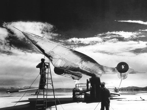 Un prototype de A-12 de l'USAF en titanium préparé pour des essais radar dans la Zone 51 à la fin des années    1950s s1Roadrunners Internationale < Pangloss Films  < "Area 51 Spy Plane, Intact", National Geographic, 20 mai 2011