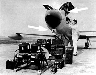 Hughes Aircraft construisit le système radar utilisé dans les F-94C. Ce site d'essais Starfire    opéré par Hughes montre une installation de triple caméra (flèches) montée dans le compartiment dans le nez du    chasseur. Ceci ressemble probablement au package caméra prévu pour les intercepteurs du Projet Pounce.