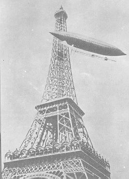 Santos-Dumont fait voler son dirigeable N°6 au-dessus de la tour Eiffeil en Juillet