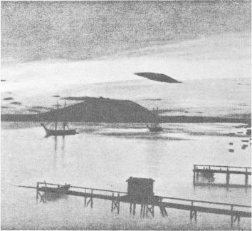 [Croquis d'une] photographie de l'observation en Norvège. Probablement un nuage, comme on en remarque            d'autres semblables en arrière-plan s3La Domenica del Corriere, 20 mars 1967