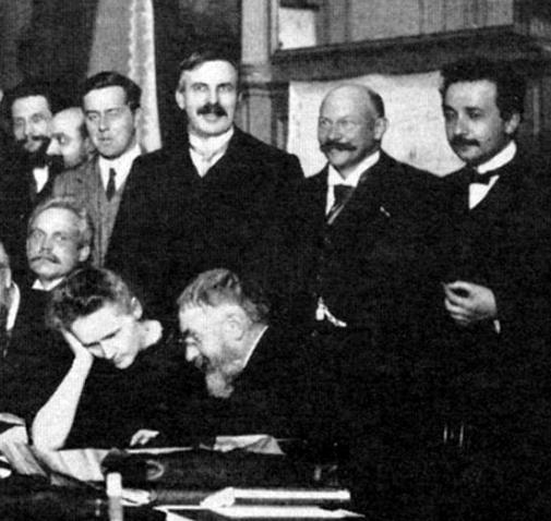  Poincaré discuttant avec Marie Curie au Congrès de Solvay de 1911 