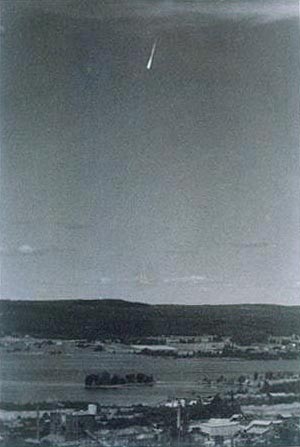 Une des rares photographies de "fusée fantôme" cette été-là, en Suède. Peut-être s'agissait-il    plus simplement d'un météore diurne, cette photo n'étant pas représentative des observations typiques de fusée fantôme, qui décrivaient généralement des trajectoires horizontales à basse altitude    et émettant soit des flammes par intermittence, comme les V-1, ou aucune traînée du tout s1Eric Reutersward < Carpenter