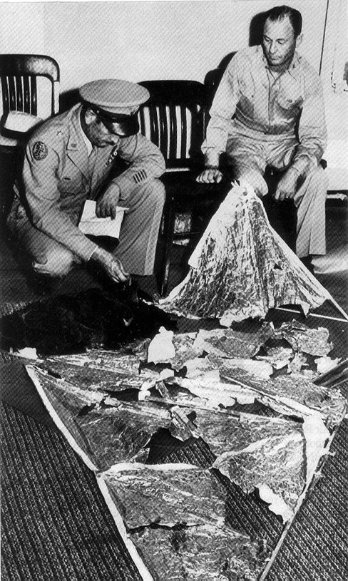 Le général Roger M. Ramey et Dubose montrent les débris d'un ballon pour    expliquer l'incident de Roswell aux journalistes