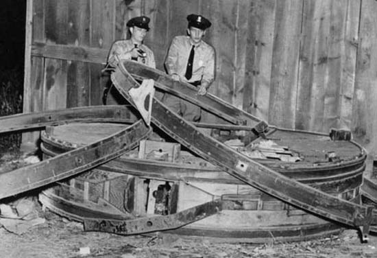 Les officiers de police Harbaugh et Kosirowski examinent un appareil trouvé à Glen Burnie