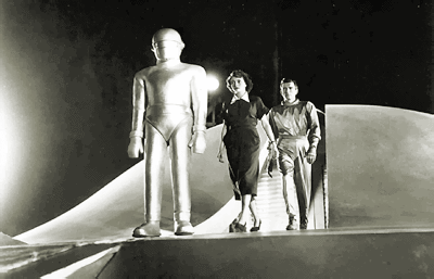 Le robot Gort accompagné d'une femme et de Klaatu sortent de la soucoupe