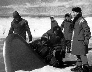 Des scientifiques découvrant la soucoupe volante de James Arness enfoncée dans la glace arctique,        dans la production de 1951 The Thing from Another World