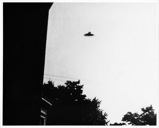 La 3ᵉ photo de Passaic s4Wendelle C. Stevens archive < "Passaic,      New Jersey – backyard sighting of a strange aircraft", The Klew