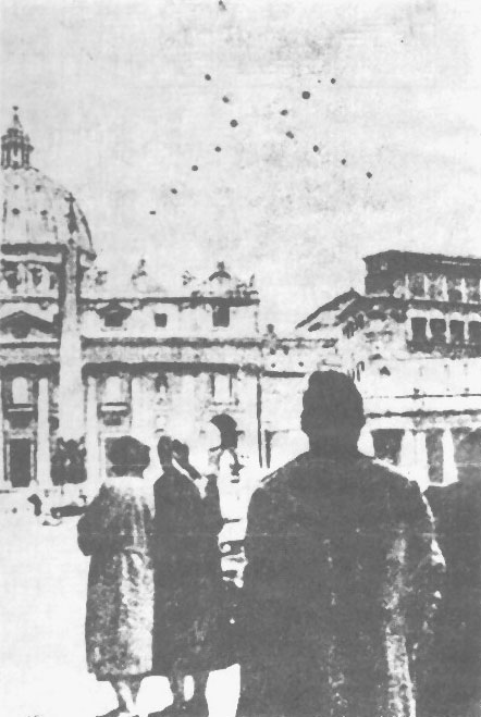 Escadrille d'ovnis survolant le Vatican sur la place de San Pedro. Simple dessin sur une photo ?