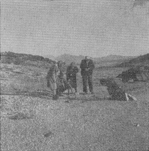 L'auteur (tout  droite) ralisant les moules de pltre. Mme Williamson, Bailey, McGinnis, Wells (G  D). 