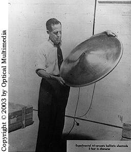 Townsend Brown en 1958 au Laboratoire de  Bahnson, manipulant un de ses disques de 3 pieds