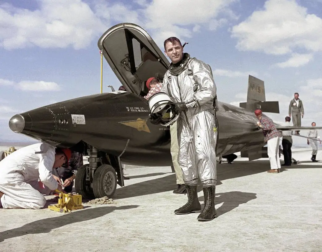 Le major White en 1961 à côté d'un X-15 à réaction sur Rogers Dry Lake (Edwards AFB). Il le pilotera à une vitesse de 4093 miles/h, soit 6    fois la vitesse du son s1USAF < AP < New York Times